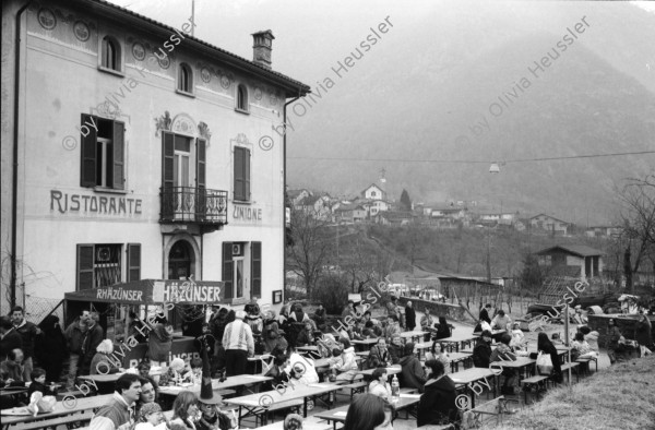 Image of sheet 19950020 photo 24: frtsg. 950010 Carnevale in Gordevio vor dem Unione. mit Carla Zanoli. und Hansruedi.