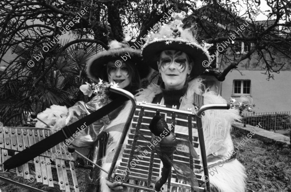 Image of sheet 19950020 photo 26: frtsg. 950010 Carnevale in Gordevio vor dem Unione. mit Carla Zanoli. und Hansruedi.