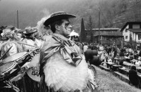Image of sheet 19950020 photo 27: frtsg. 950010 Carnevale in Gordevio vor dem Unione. mit Carla Zanoli. und Hansruedi.