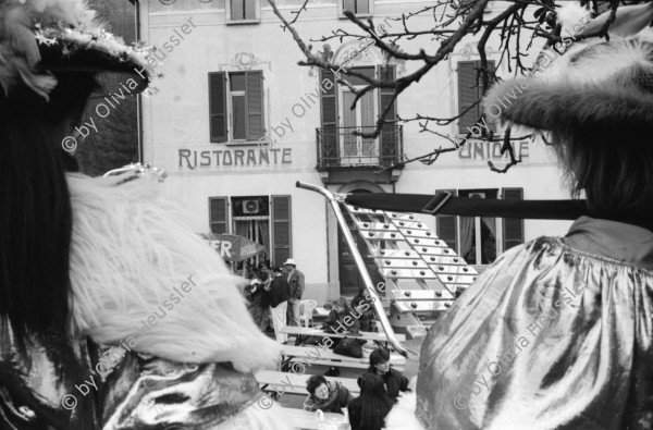 Image of sheet 19950020 photo 28: frtsg. 950010 Carnevale in Gordevio vor dem Unione. mit Carla Zanoli. und Hansruedi.