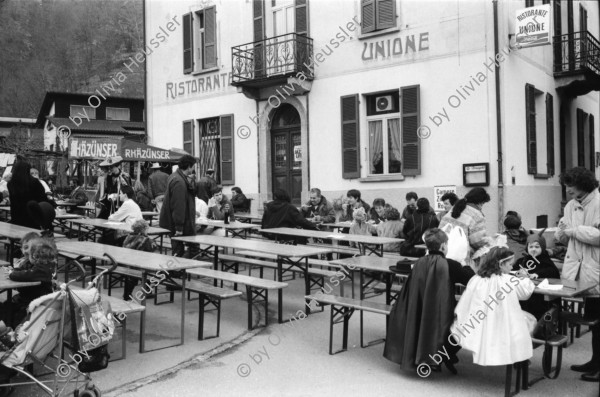 Image of sheet 19950020 photo 31: frtsg. 950010 Carnevale in Gordevio vor dem Unione. mit Carla Zanoli. und Hansruedi.