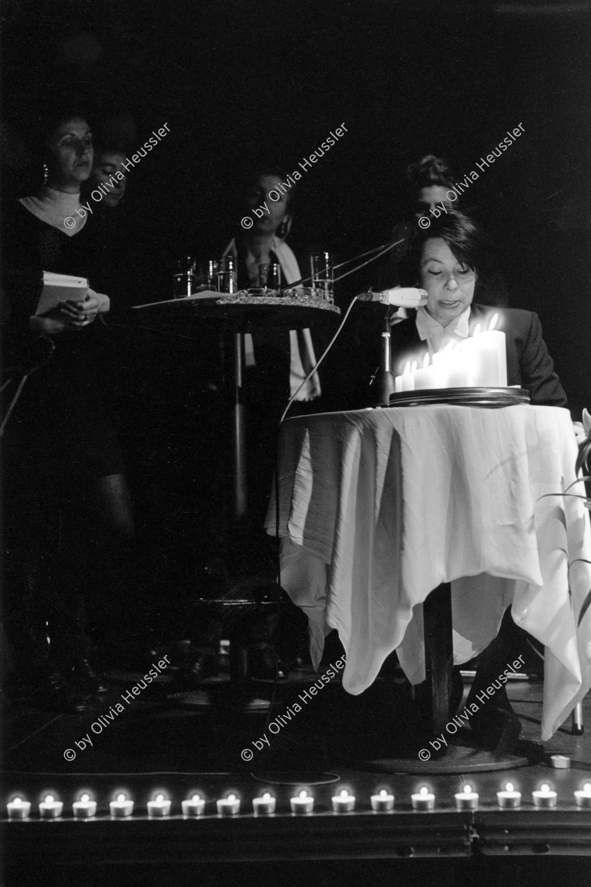 Image of sheet 19950040 photo 9: Paranoia Frauen lesen. Während dem  20. Geburtsagsfest  von Paranoia City Buchladen in der Kanzleiturnhalle Zürich 1995 √  Lesung lecture Kanzlei
Kreis vier 4 Aussersihl Schweiz Switzerland Europe alternative scene 18.02.95

© 1995, Olivia Heussler