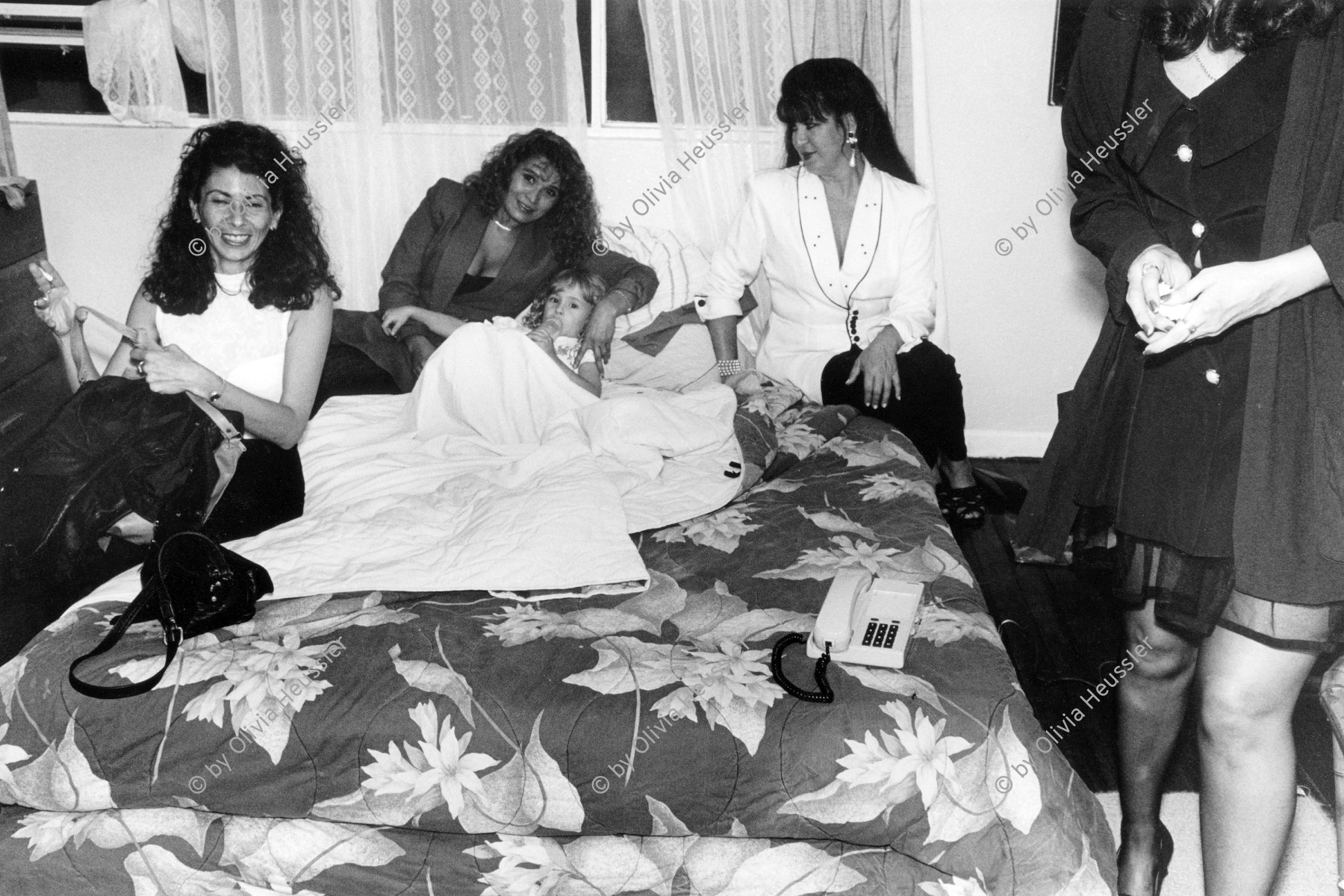 Image of sheet 19950080 photo 16: Eine junge Mutter mit ihrer Tochter vor dem Ausgehen mit ihren Freundinnen. San Pedro San José Costa Rica 1995 √ Women with child on a bed.
Women and mother saying good night to daughter before jumping in to night life