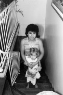 Image of sheet 19950080 photo 20: Eine nicaraguanische Hausangestellte arbeitet illegal in einer Familie in San Pedro San José Costa Rica 1995 √ empleada nicaraguense work house women woman young Nicaragua with child
