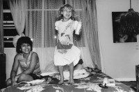 Image of sheet 19950080 photo 27: Eine nicaraguanische Hausangestellte arbeitet illegal in einer Familie in San Pedro San José Costa Rica 1995 √ empleada nicaraguense work house women woman young Nicaragua with child