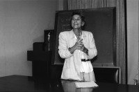 Image of sheet 19950100 photo 22: abgerodetes Land für Viehwirtschaft. Meine Photographien Fotos eingerahmt in der Stube hängend. Davor sitzt eine nicaraguanische Fremdarbeiterin auf Sofa. Auf Arbeitssuche. Denkmal in Innenstadt. bei Postbüro. San José. Ursula Hauser während Vortrag mit Johannes Raichmayr (re)
Johannes Malick Matthias Reichmayr (* 8. März 1947) lebt in Wien und arbeitet als Psychoanalytiker, Psychologe und Wissenschaftshistoriker. 
Universität San Pedro. Costa Rica 1995