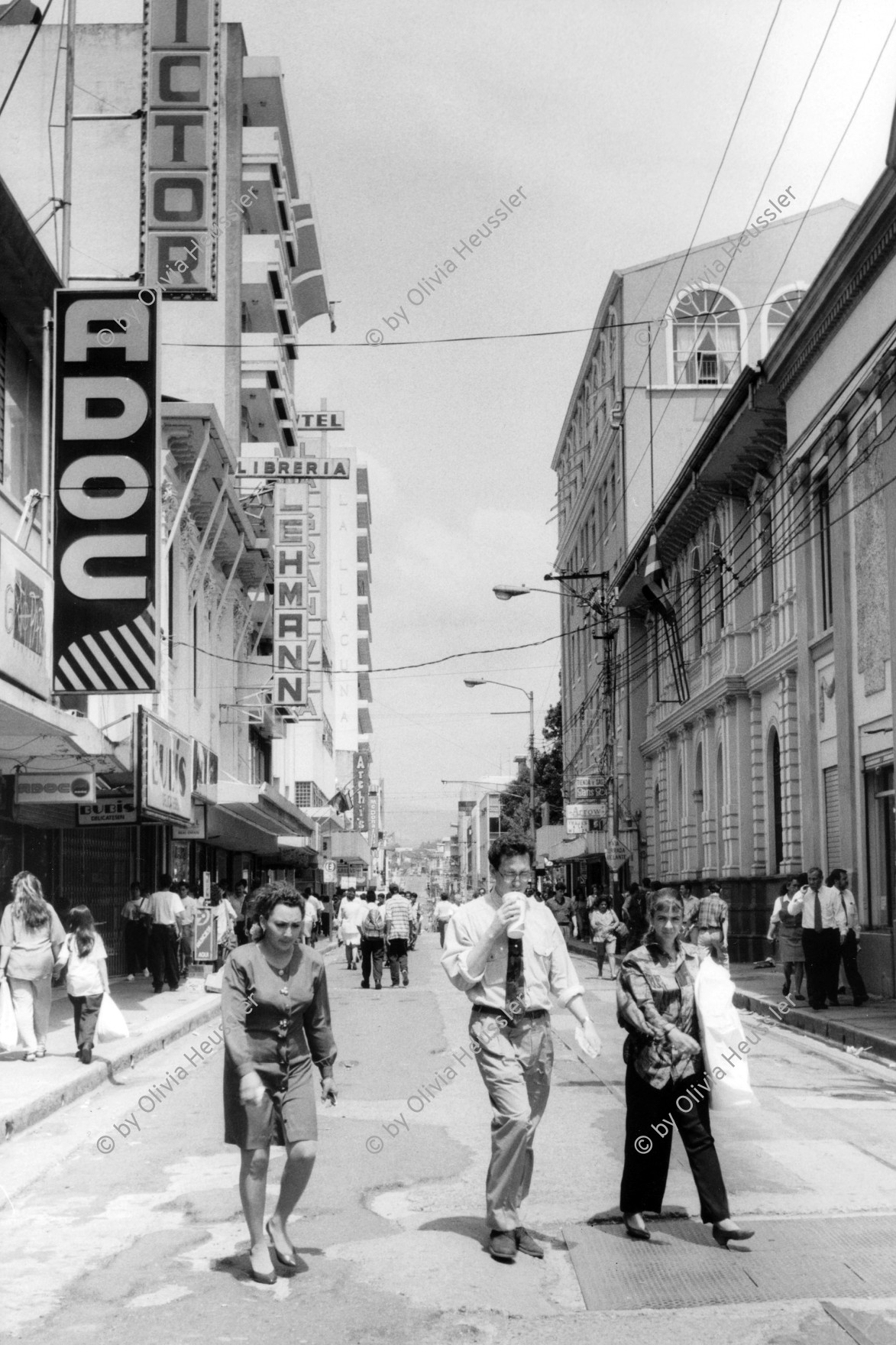 Image of sheet 19950110 photo 13: In der Fussgängerzone der Haupstadt Costa Ricas San José 1995
Passerby in carfree downtown 1995 √ Pedestrian Downtown Oldtown shoping