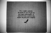 Image of sheet 19950110 photo 17: Gesticktes von Priscilla Monge aus der Serie: Seis setencias de muerte 94 Hilo bordado/lino. 
'Para cumplir sentencia de muerte en caso de que sea una mujer embarazada, se esperara hasta cuarenta dias despues del parto para cumplirla.'