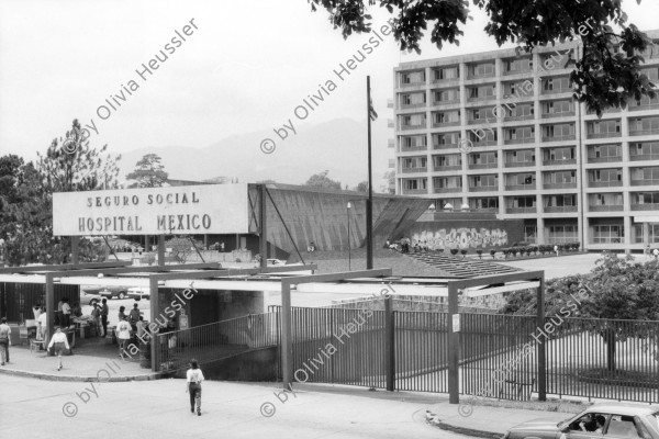 Image of sheet 19950110 photo 18: Das Spital Mexico behandelt nur sozialversicherte Patienten, San José de Costa Ricas, 1995.
Medical health clinic Hospital