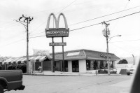 Image of sheet 19950110 photo 8: Ein Mc Donalds Restaurant in der Haupstadt Costa Rica San José 1995 √