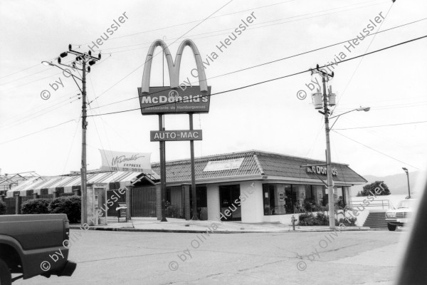 Image of sheet 19950110 photo 8: Ein Mc Donalds Restaurant in der Haupstadt Costa Rica San José 1995 √