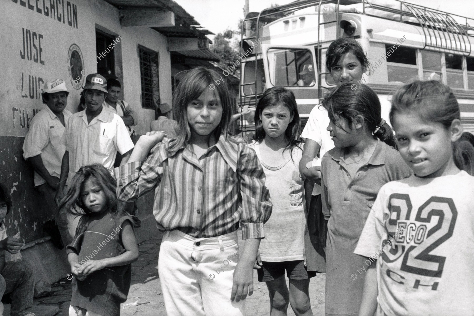 Image of sheet 19950130 photo 31: Diese Mädchen verkaufen jeden Tag an der Bushaltestelle Esswaren. Esteli Nicaragua 1995
Young girls trying to make a living, selling goods at the bus station √