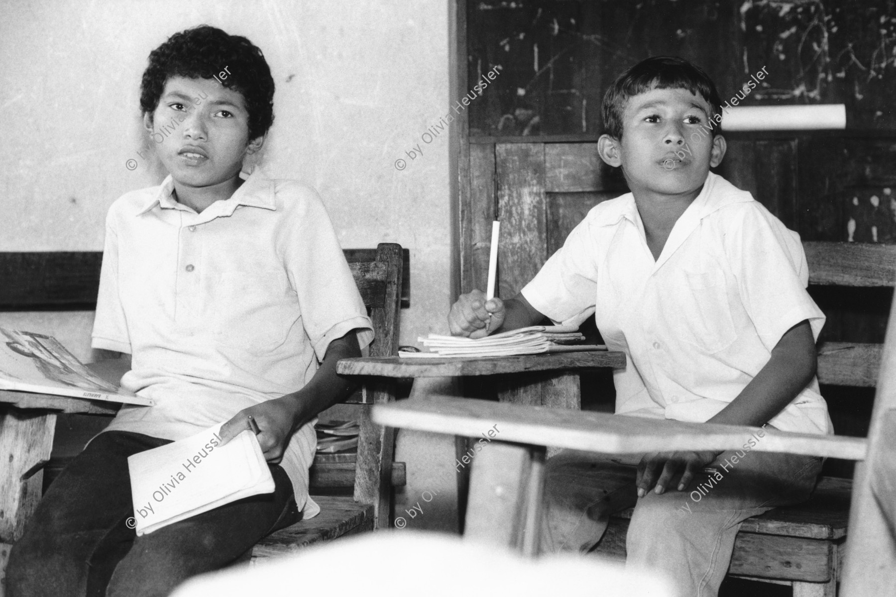 Image of sheet 19950140 photo 0: In einer von Schweizern gebauten Kooperative Maurice Demierre, lernen Schüler im eigenen Schulhaus. Achuapa Lagartillo Nicaragua 1995 √ Child Boy in school study table public education state sandinist