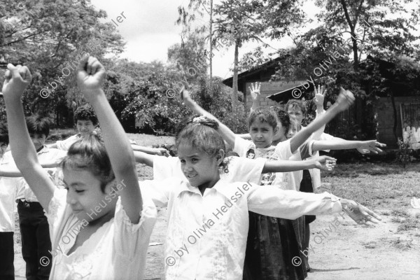 Image of sheet 19950140 photo 15: Schülerinnen und Schüler während dem Turnunterricht in einer Landkooperative. Achuapa Lagartillo Nicaragua 1995 √
Coop owned school, named after swiss volunteer Maurice Demierre , killed by Contra rebels in 1986
doing gymnastics child teacher sandinista public exercises gymnastic gym body health group fitness students