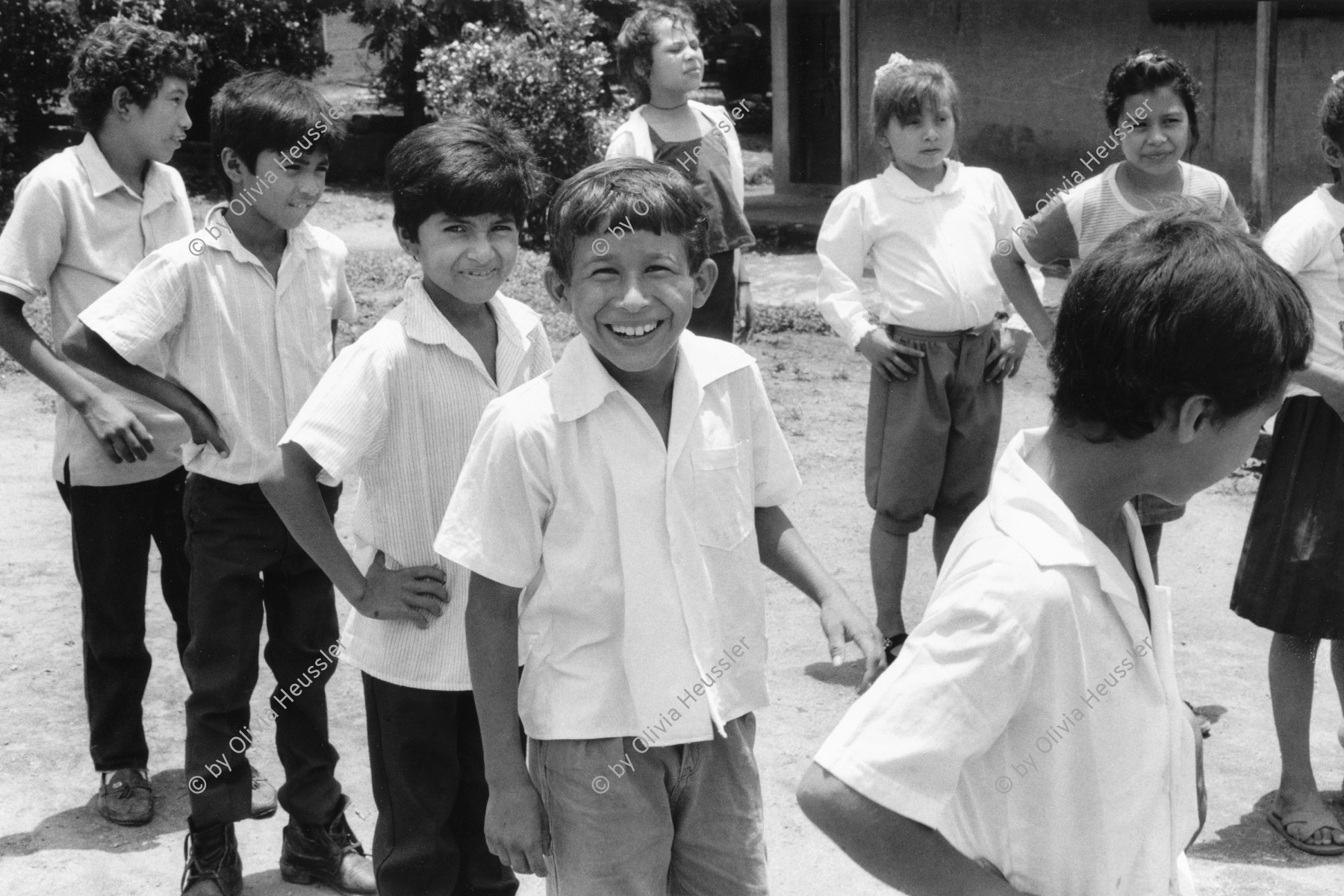 Image of sheet 19950140 photo 25: Schülerinnen und Schüler während dem Turnunterricht in einer Landkooperative. Achuapa Lagartillo Nicaragua 1995 √
Coop owned school, named after swiss volunteer Maurice Demierre , killed by Contra rebels in 1986
doing gymnastics child teacher sandinista public exercises gymnastic gym body health group fitness students