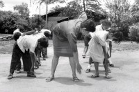 Image of sheet 19950140 photo 27: Eine Lehrerin, Schülerinnen und Schüler während dem Turnunterricht in einer Landkooperative. Achuapa Lagartillo Nicaragua 1995 √
Coop owned school, named after swiss volunteer Maurice Demierre , killed by Contra rebels in 1986
doing gymnastics child teacher sandinista public exercises gymnastic gym body health group fitness students