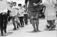 Image of sheet 19950140 photo 34: In der Dorfschule Maurice Demierrre in der Cooperative Santiago Arauz in  Lagartillo bei Achuapa. Die Lehrerin der 2./ 3. und 4. Klasse heisst Janet Alvaro Taruno, 31. Die Lehrerin mit langen Haaren heisst: Digna Reyes, 25. 1. und 4. Klasse. Turnen im Freien. Kinder in Uniformen und an Wandtafel. 1995 Nicaragua