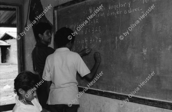 Image of sheet 19950140 photo 4: In der Dorfschule Maurice Demierrre in der Cooperative Santiago Arauz in  Lagartillo bei Achuapa. Die Lehrerin der 2./ 3. und 4. Klasse heisst Janet Alvaro Taruno, 31. Die Lehrerin mit langen Haaren heisst: Digna Reyes, 25. 1. und 4. Klasse. Turnen im Freien. Kinder in Uniformen und an Wandtafel. 1995 Nicaragua