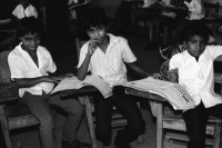 Image of sheet 19950140 photo 5: In der Dorfschule Maurice Demierrre in der Cooperative Santiago Arauz in  Lagartillo bei Achuapa. Die Lehrerin der 2./ 3. und 4. Klasse heisst Janet Alvaro Taruno, 31. Die Lehrerin mit langen Haaren heisst: Digna Reyes, 25. 1. und 4. Klasse. Turnen im Freien. Kinder in Uniformen und an Wandtafel. 1995 Nicaragua