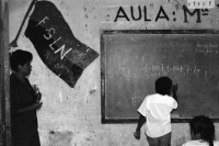 Image of sheet 19950140 photo 6: In der Dorfschule Maurice Demierrre in der Cooperative Santiago Arauz in  Lagartillo bei Achuapa. Die Lehrerin der 2./ 3. und 4. Klasse heisst Janet Alvaro Taruno, 31. Die Lehrerin mit langen Haaren heisst: Digna Reyes, 25. 1. und 4. Klasse. Turnen im Freien. Kinder in Uniformen und an Wandtafel. 1995 Nicaragua