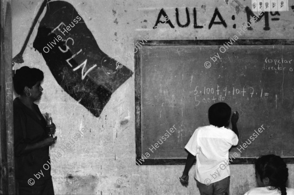 Image of sheet 19950140 photo 6: In der Dorfschule Maurice Demierrre in der Cooperative Santiago Arauz in  Lagartillo bei Achuapa. Die Lehrerin der 2./ 3. und 4. Klasse heisst Janet Alvaro Taruno, 31. Die Lehrerin mit langen Haaren heisst: Digna Reyes, 25. 1. und 4. Klasse. Turnen im Freien. Kinder in Uniformen und an Wandtafel. 1995 Nicaragua