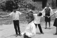 Image of sheet 19950150 photo 10: © 1995, Olivia Heussler / www.clic.li
Schüler und Schülerinnen während dem Turnunterricht im Freien. Landkooperative Lagartillo Achuapa Nicaragua 1995 
This kids belonging to the coop owned school doing gymnastics √
Sandinist Coop owned school, named after swiss volunteer 'Maurice Demierre', killed by the Contra in 1986, doing gymnastics