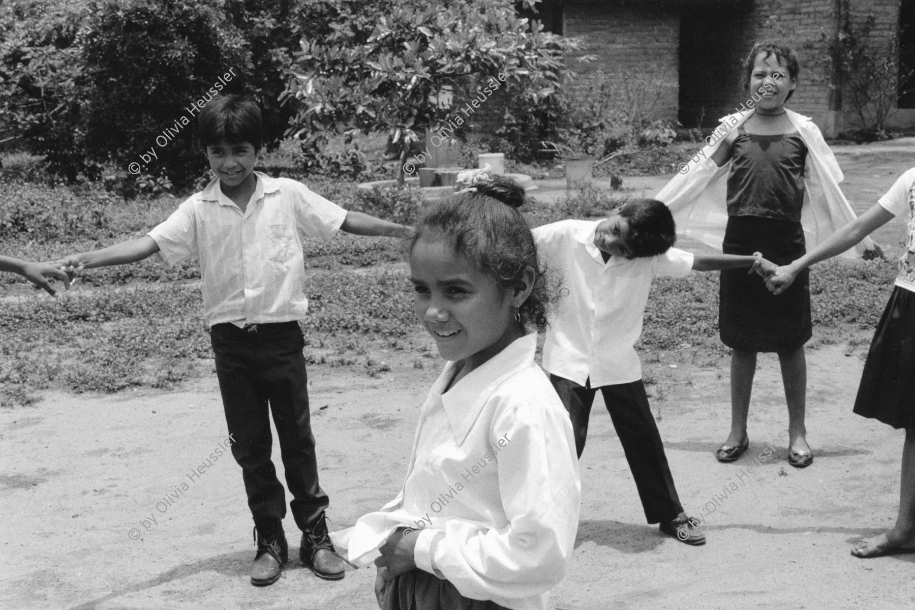 Image of sheet 19950150 photo 10: © 1995, Olivia Heussler / www.clic.li
Schüler und Schülerinnen während dem Turnunterricht im Freien. Landkooperative Lagartillo Achuapa Nicaragua 1995 
This kids belonging to the coop owned school doing gymnastics √
Sandinist Coop owned school, named after swiss volunteer 'Maurice Demierre', killed by the Contra in 1986, doing gymnastics