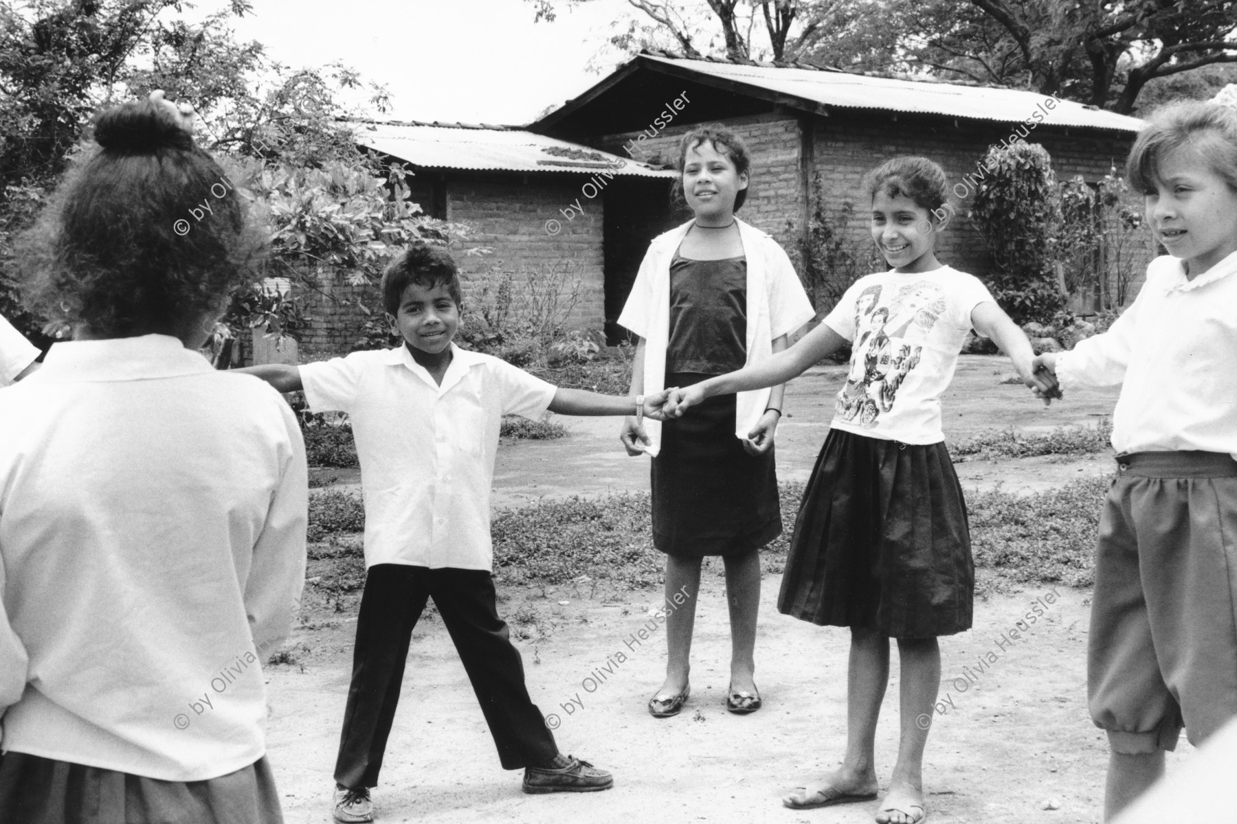 Image of sheet 19950150 photo 11: Schüler und Schülerinnen während dem Turnunterricht im Freien. Landwirtschafts kooperative Lagartillo Achuapa Nicaragua 1995 √
Coop owned school, named after swiss volunteer Maurice Demierre , killed by Contra rebels in 1986
doing gymnastics child teacher sandinista public exercises gymnastic gym body health group fitness students