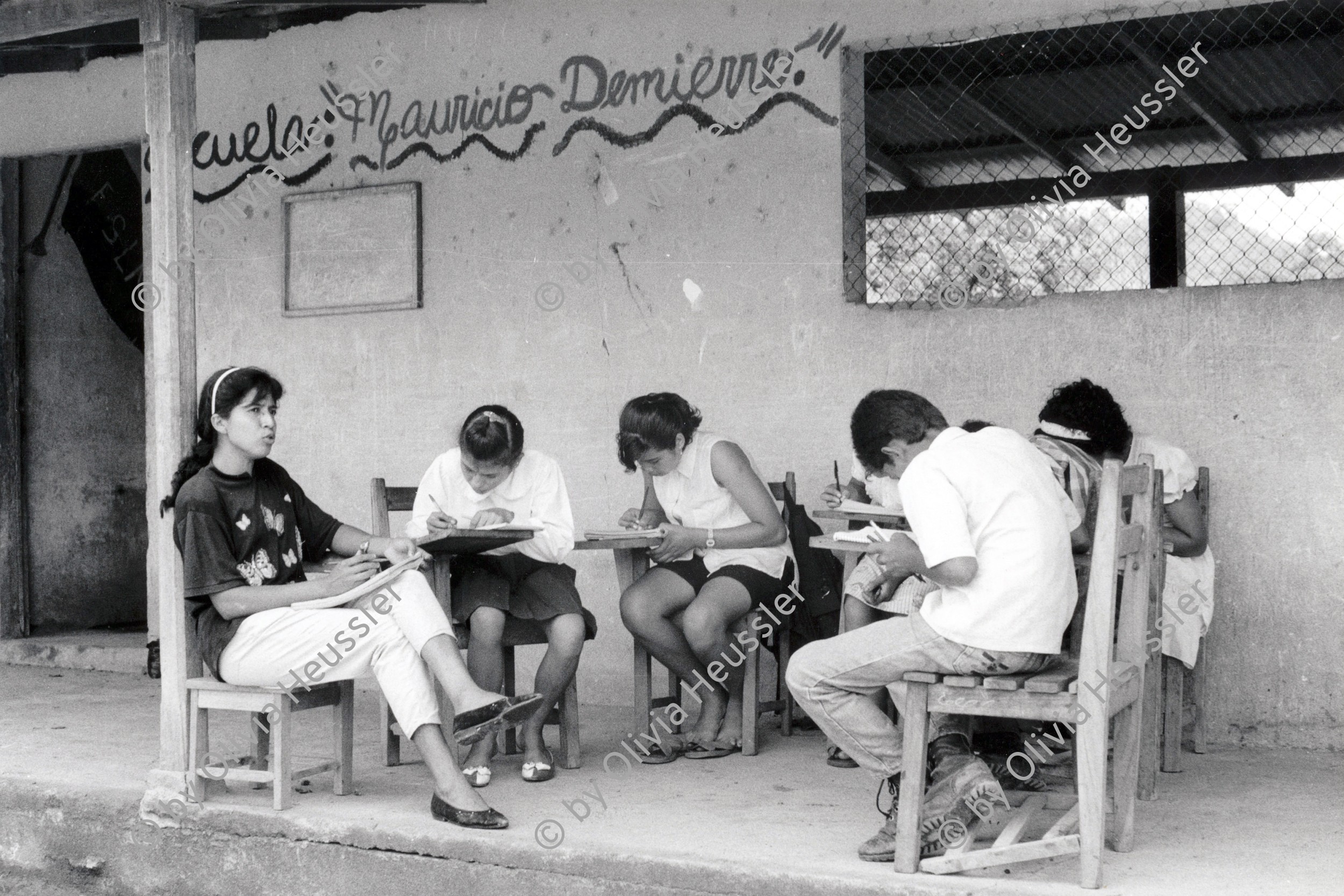 Image of sheet 19950150 photo 31: Die Schule ist benannt nach dem von der Contra getöteten Schweizers Maurice Demierre. Schülerinnen in der Landkooperative b. Lagartillo Nicaragua 1995  √

Coop owned school, named after swiss volunteer Maurice Demierre , killed by Contra rebels in 1986 girls women woman child teacher sandinista public exercises group students