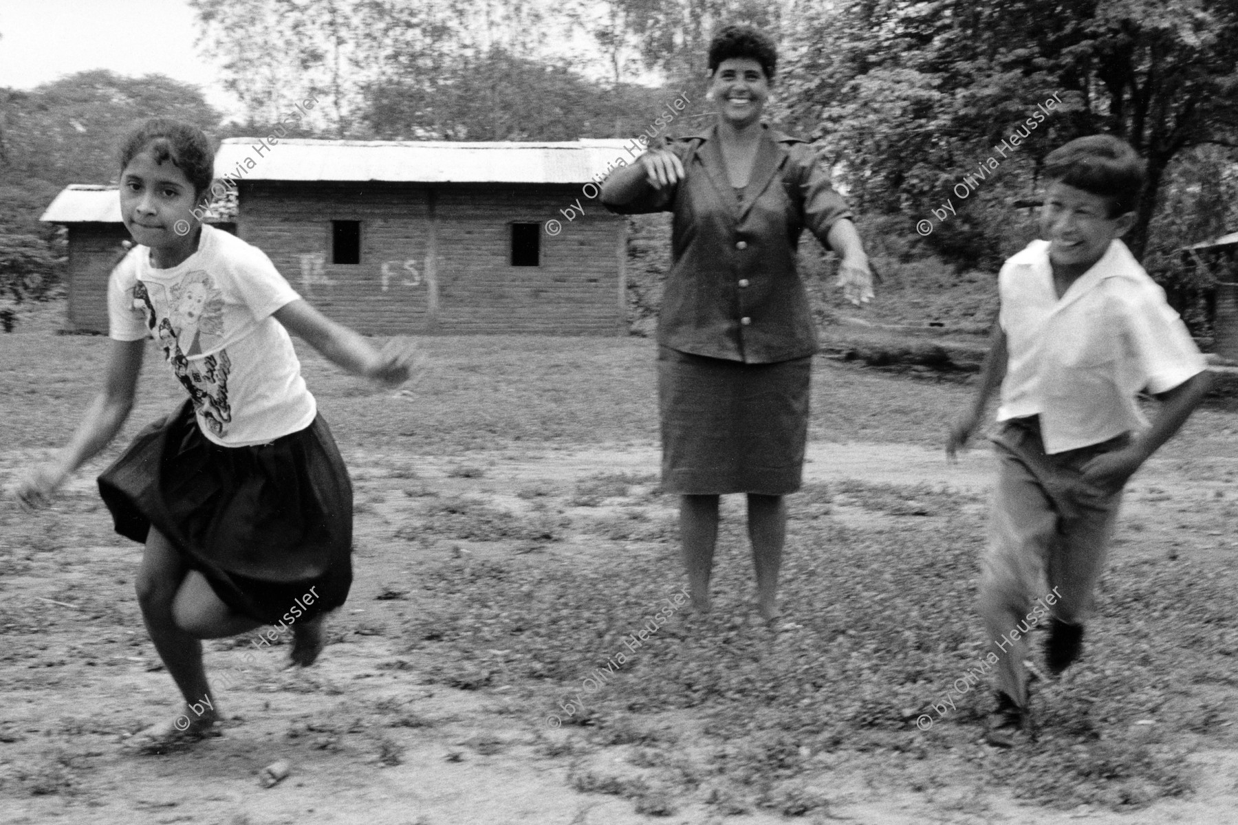 Image of sheet 19950150 photo 7: © 1995, Olivia Heussler / www.clic.li
Schüler und Schülerinnen während dem Turnunterricht im Freien. Landkooperative Lagartillo Achuapa Nicaragua 1995 
This kids and students in the coop owned school doing gymnastics √
Sandinist Coop owned school, named after swiss volunteer 'Maurice Demierre', killed by the Contra in 1986, doing gymnastics with teacher boy and girl