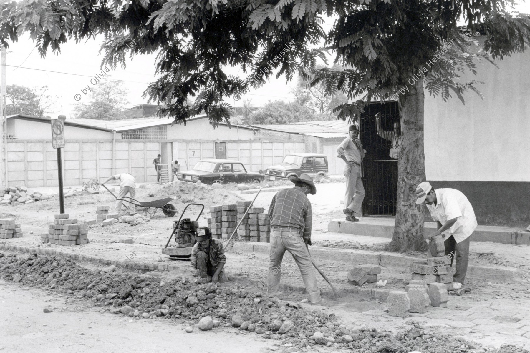 Image of sheet 19950160 photo 29: Seit Jahren wird an der Wasserleitung gebaut, Städtische Wasserversorgung. Esteli Nicaragua 1995.  water tube system construction pipe INAA street build