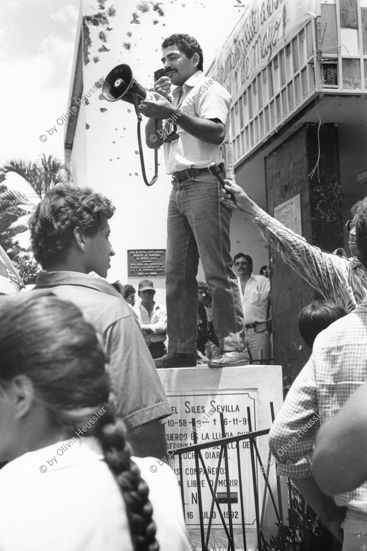 Image of sheet 19950170 photo 0: The leader of the local cultural center demonstrating against handover of building to somozist family.