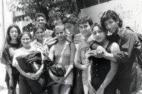 Image of sheet 19950170 photo 16: Angehörige einer lokalen Folkstanzgruppe protestieren gegen die Rückgabe der Liegenschaft an einen früherer Somozisten. Esteli Nicaragua 1995 √ Dance group Gruppenbild students art dancer Tänzer Studentinnen Kultur Culture Centro de Cultura Young members of a Nicaraguan folklore dance group
