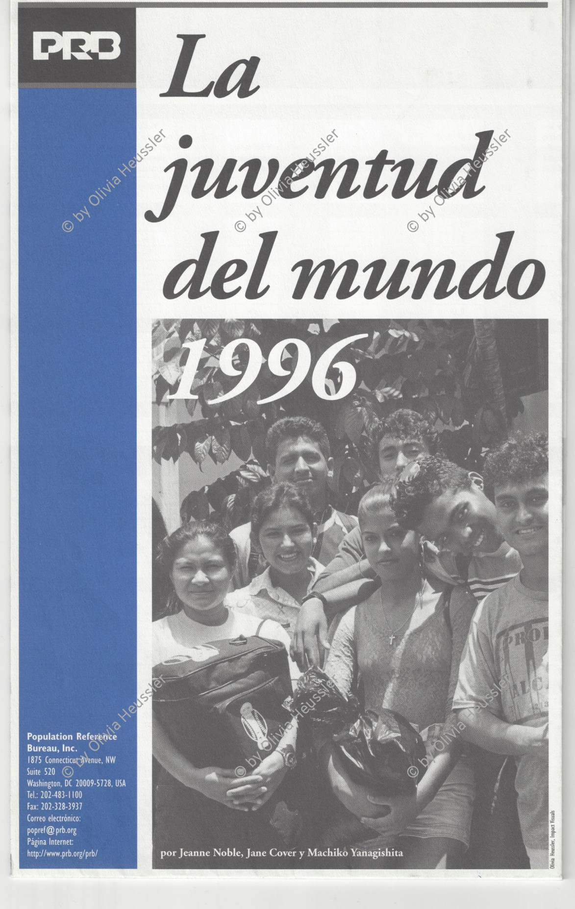 Image of sheet 19950170 photo 17: Angehörige einer lokalen Folkstanzgruppe protestieren gegen die Rückgabe der Liegenschaft an einen früherer Somozisten. Esteli Nicaragua 1995 √ Dance group Gruppenbild students art dancer Tänzer Studentinnen Kultur Culture Centro de Cultura 

Young members of a Nicaraguan folklore dance group