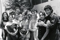 Image of sheet 19950170 photo 17: Angehörige einer lokalen Folkstanzgruppe protestieren gegen die Rückgabe der Liegenschaft an einen früherer Somozisten. Esteli Nicaragua 1995 √ Dance group Gruppenbild students art dancer Tänzer Studentinnen Kultur Culture Centro de Cultura 

Young members of a Nicaraguan folklore dance group