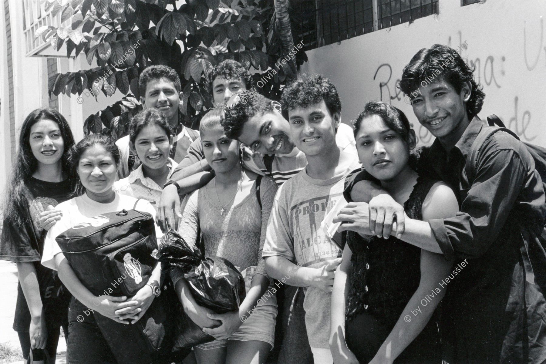 Image of sheet 19950170 photo 17: Angehörige einer lokalen Folkstanzgruppe protestieren gegen die Rückgabe der Liegenschaft an einen früherer Somozisten. Esteli Nicaragua 1995 √ Dance group Gruppenbild students art dancer Tänzer Studentinnen Kultur Culture Centro de Cultura 

Young members of a Nicaraguan folklore dance group