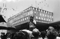 Image of sheet 19950170 photo 4: Demo 1. Mai Ansprache des Direktors Cesar ....,mit Megaphon des Kulturzentrums. Casa de la Cultura. Leonel Rugama. vor Rückgabe an René Molina: Un patrimonio Municipal no se defiende solo con papeles a palabras. Muerte al Somocismo. Abogado armado. (Somozist) Kundgebung und Marsch Demonstration Tanzgruppe aus Managua. Polizei UAS hat motorschaden. Mann transportiert Gasflaschen im Handwagen. IFA transport Lastwagen Polizei. Meiling und Yaosca. Piedras Pintadas. esteli Nicaragua 1995