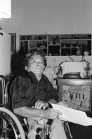 Image of sheet 19950180 photo 5: Ciro Molina Schriftsteller im Rollstuhl, zu Hause bei Donaldo Altamirano, ebenfalls Schriftsteller Portrait ohne Brille. Bayardo Gamez Kunstmaler und Maria Dolores Alvarez AntroprologinKuss küssend. 1995 Managua Nicaragua