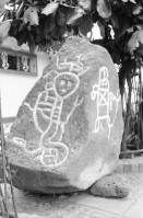 Image of sheet 19950190 photo 2: Petroglyphen prähistorische precolumbinische precolumbianische prehistorical
Petroglyphen sind in Stein gearbeitete Felsbilder aus prähistorischer Zeit. Anders als Felsmalereien werden Petroglyphen graviert, geschabt oder gepickt und damit in den Fels eingetieft. Petroglifos de la cuenca del rio esteli. Figura antropomorfa. Sinslani 2004 (s. 145 pagina.)
Victoria Salinas. Meiling und Yaosca Polin Sergio Valdivia Salinas mit Kamera. und Stirnband. 
Oscar Turcios, Tabakplantage Tabak Jugendliche arbeiten in der Tabakernte. 10 bis 15 Jahre alt. APT arbeiten 8 Stunden im Tag. 13,5 Corobas im Tag. 1$ =7.35 $ oder 12 Tg. und 182 Cordobas. Samstag ganzer Tag. Jugendl. verdienen gleich viel wie Erwachsene. Kinder sammeln Blätter und legen sie auf den Wagenanhänger des Traktor. Esteli Nicaragua 1995
Kinder arbeiten in der Tabakplantage. Kinderarbeit Tabak Pestizide 
﻿﻿﻿﻿﻿﻿﻿children working at tobacco plantation child work pesticide