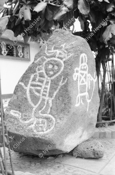 Image of sheet 19950190 photo 2: Petroglyphen prähistorische precolumbinische precolumbianische prehistorical
Petroglyphen sind in Stein gearbeitete Felsbilder aus prähistorischer Zeit. Anders als Felsmalereien werden Petroglyphen graviert, geschabt oder gepickt und damit in den Fels eingetieft. Petroglifos de la cuenca del rio esteli. Figura antropomorfa. Sinslani 2004 (s. 145 pagina.)
Victoria Salinas. Meiling und Yaosca Polin Sergio Valdivia Salinas mit Kamera. und Stirnband. 
Oscar Turcios, Tabakplantage Tabak Jugendliche arbeiten in der Tabakernte. 10 bis 15 Jahre alt. APT arbeiten 8 Stunden im Tag. 13,5 Corobas im Tag. 1$ =7.35 $ oder 12 Tg. und 182 Cordobas. Samstag ganzer Tag. Jugendl. verdienen gleich viel wie Erwachsene. Kinder sammeln Blätter und legen sie auf den Wagenanhänger des Traktor. Esteli Nicaragua 1995
Kinder arbeiten in der Tabakplantage. Kinderarbeit Tabak Pestizide 
﻿﻿﻿﻿﻿﻿﻿children working at tobacco plantation child work pesticide