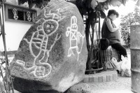 Image of sheet 19950190 photo 3: Präkolumbianische Petroglyphen integriert ins Stadtbild. Esteli Nicaragua 1995 √
Petroglifos de la cuenca del rio esteli. Las Pintadas. Figura antropomorfa. Sinslani 2004 s. 145 pagina. 
Petroglyps anthropomorphic ﻿﻿Petroglyphen prähistorische precolumbinische precolumbianische prehistorical sind in Stein gearbeitete Felsbilder aus prähistorischer Zeit. Anders als Felsmalereien werden Petroglyphen graviert, geschabt oder gepickt und damit in den Fels eingetieft. 
deza Frau Schwanger