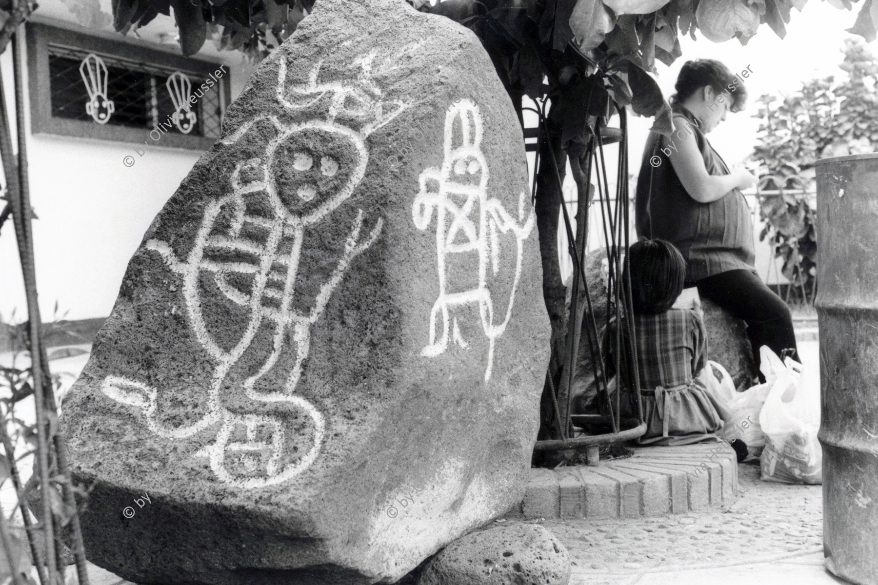 Image of sheet 19950190 photo 3: Präkolumbianische Petroglyphen integriert ins Stadtbild. Esteli Nicaragua 1995 √
Petroglifos de la cuenca del rio esteli. Las Pintadas. Figura antropomorfa. Sinslani 2004 s. 145 pagina. 
Petroglyps anthropomorphic ﻿﻿Petroglyphen prähistorische precolumbinische precolumbianische prehistorical sind in Stein gearbeitete Felsbilder aus prähistorischer Zeit. Anders als Felsmalereien werden Petroglyphen graviert, geschabt oder gepickt und damit in den Fels eingetieft. 
deza Frau Schwanger