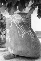 Image of sheet 19950190 photo 6: Petroglyphen prähistorische precolumbinische precolumbianische prehistorical
Petroglyphen sind in Stein gearbeitete Felsbilder aus prähistorischer Zeit. Anders als Felsmalereien werden Petroglyphen graviert, geschabt oder gepickt und damit in den Fels eingetieft. Petroglifos de la cuenca del rio esteli. Figura antropomorfa. Sinslani 2004 (s. 145 pagina.)
Victoria Salinas. Meiling und Yaosca Polin Sergio Valdivia Salinas mit Kamera. und Stirnband. 
Oscar Turcios, Tabakplantage Tabak Jugendliche arbeiten in der Tabakernte. 10 bis 15 Jahre alt. APT arbeiten 8 Stunden im Tag. 13,5 Corobas im Tag. 1$ =7.35 $ oder 12 Tg. und 182 Cordobas. Samstag ganzer Tag. Jugendl. verdienen gleich viel wie Erwachsene. Kinder sammeln Blätter und legen sie auf den Wagenanhänger des Traktor. Esteli Nicaragua 1995
Kinder arbeiten in der Tabakplantage. Kinderarbeit Tabak Pestizide 
﻿﻿﻿﻿﻿﻿﻿children working at tobacco plantation child work pesticide