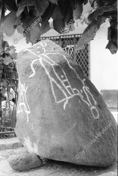 Image of sheet 19950190 photo 6: Petroglyphen prähistorische precolumbinische precolumbianische prehistorical
Petroglyphen sind in Stein gearbeitete Felsbilder aus prähistorischer Zeit. Anders als Felsmalereien werden Petroglyphen graviert, geschabt oder gepickt und damit in den Fels eingetieft. Petroglifos de la cuenca del rio esteli. Figura antropomorfa. Sinslani 2004 (s. 145 pagina.)
Victoria Salinas. Meiling und Yaosca Polin Sergio Valdivia Salinas mit Kamera. und Stirnband. 
Oscar Turcios, Tabakplantage Tabak Jugendliche arbeiten in der Tabakernte. 10 bis 15 Jahre alt. APT arbeiten 8 Stunden im Tag. 13,5 Corobas im Tag. 1$ =7.35 $ oder 12 Tg. und 182 Cordobas. Samstag ganzer Tag. Jugendl. verdienen gleich viel wie Erwachsene. Kinder sammeln Blätter und legen sie auf den Wagenanhänger des Traktor. Esteli Nicaragua 1995
Kinder arbeiten in der Tabakplantage. Kinderarbeit Tabak Pestizide 
﻿﻿﻿﻿﻿﻿﻿children working at tobacco plantation child work pesticide