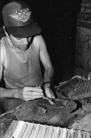 Image of sheet 19950200 photo 22: Die Hände des Arbeiters sind gegärbt von den starken Substanzen der Tabakpflanze. Er verdient 2 US-$ im Tag und dreht bis 500 Cigarren im Tag. Esteli Nicaragua 1995 √
tobacco cigars cigar production factory manual handmade hand worker work working