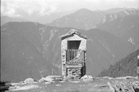 Image of sheet 19950222 photo 1: Auf der Alpe Nimi bei Onkel Zanoli Ziegen Ziegenbock Beim Käsen Carla Zanoli Ziegenkäse Tessin Ticino Valle Maggia 
8. Juli Albishaus 85. Geburtstag Amalie Pinkus Bigna Rambert und Bertold Rotschild Zürich