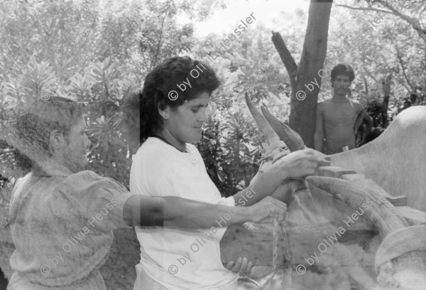 Image of sheet 19950250 photo 13: Doppelbelichtung Nicaragua und Schweiz Frauen bei der Arbeit und beim schminken in einem besetzten Haus an de Goldküste
women in Nicaragua and Switzerland doble exposure √
© 1995, OLIVIA HEUSSLER / Linda Herzog www.clic.li