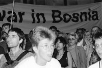 Image of sheet 19950360 photo 1: Antikrieg kundgebung auf dem Münsterplatz und der Münsterbrücke gegen Krieg in Bosnien. mit Hansjörg Braunschweig SP Muslim Mädchen mit Kopfbedeckung zündet Kerzen an. Völkermordplakat
Musikerin mit Handorgel im HG Grossmünster Dieter Oswald und Josi Meier Zürich Schweiz Protest Switzerland 1995