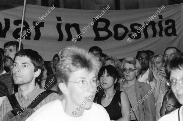 Image of sheet 19950360 photo 1: Antikrieg kundgebung auf dem Münsterplatz und der Münsterbrücke gegen Krieg in Bosnien. mit Hansjörg Braunschweig SP Muslim Mädchen mit Kopfbedeckung zündet Kerzen an. Völkermordplakat
Musikerin mit Handorgel im HG Grossmünster Dieter Oswald und Josi Meier Zürich Schweiz Protest Switzerland 1995