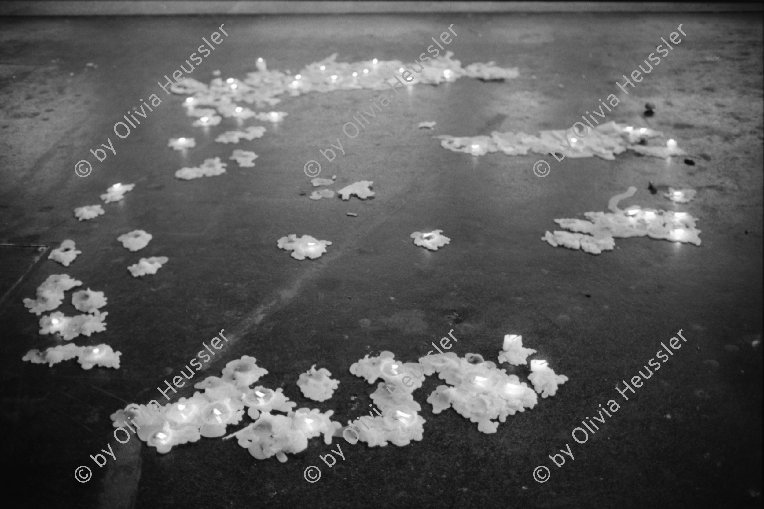 Image of sheet 19950361 photo 15: Alfred Häsler Autor von ' Das Boot ist voll' spricht an der Kundgebung auf dem Münsterplatz 'Stop the War' Muschg und Verena Diener Mütter und Kinder Kerzen wachs Transparent : 'Schlaf seelig, mein Kind, die UNO schützt dich' Antikriegs Demonstration Protest Krieg in Bosnien. Zürich 
1995